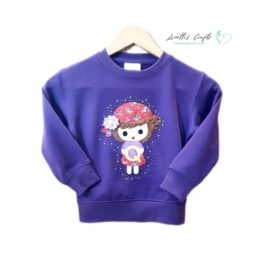 Sudadera morada hecha a mano con muñeca pirata