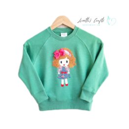 Sudadera verde hecha a mano con muñeca y lazo rosado