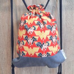 mochila cuerdas tela wonder woman y denim