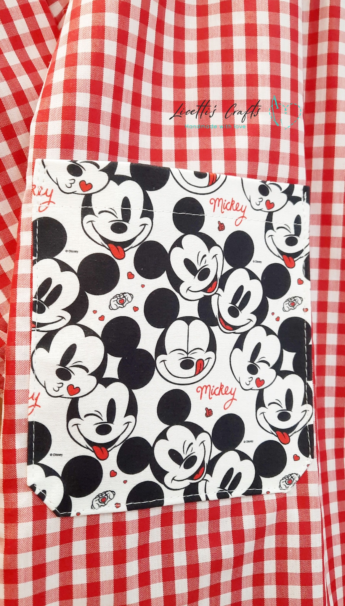 Detalle del bolsillo estampado del babi Mickey Mouse