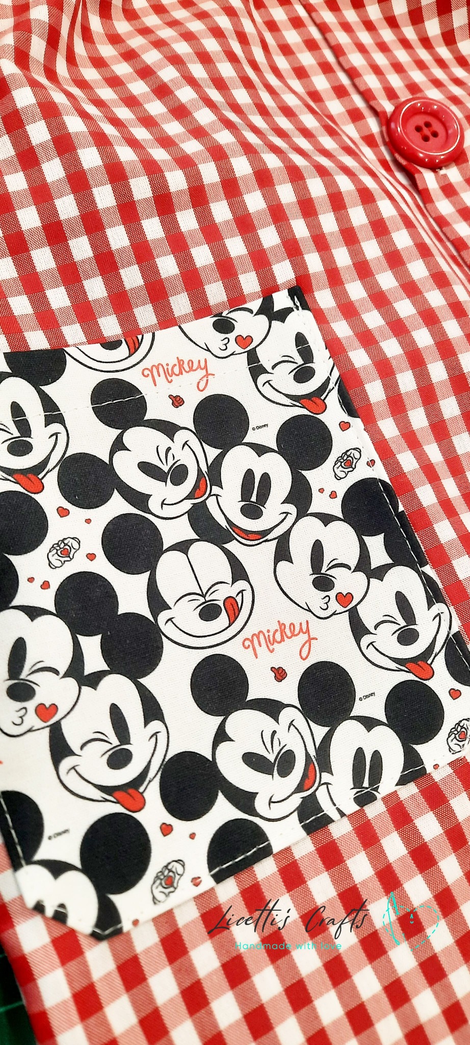 Detalle de los botones grandes del babi Mickey Mouse