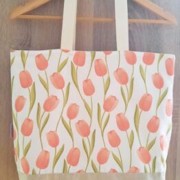 Bolsa tote grande con estampado de tulipanes hecha a mano en Cantabria