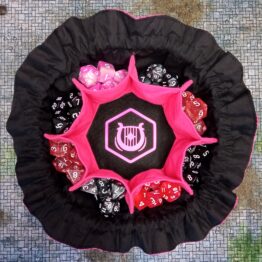 Bolsa de dados con compartimentos rosas símbolo bardo