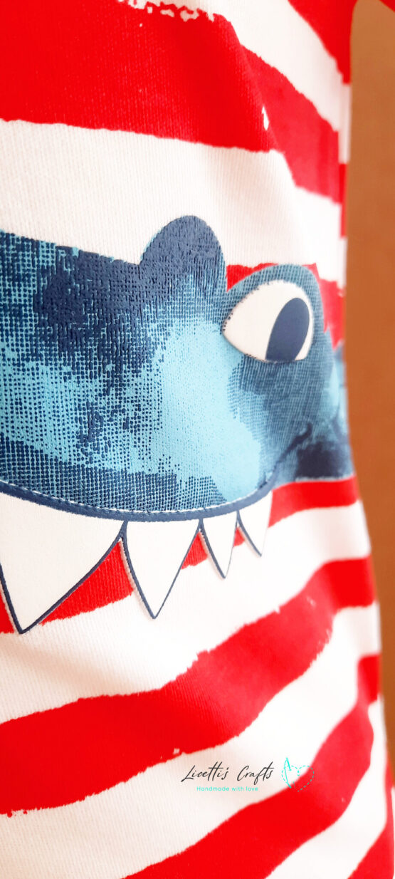 Camiseta de cocodrilos para niños en algodón pima – Rayas rojas y blancas - Imagen 2