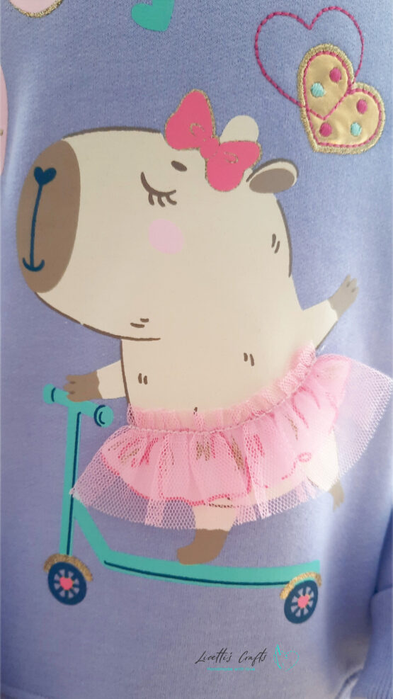 Sudadera Infantil Lila con Capibara Bailarina – Algodón Pima - Imagen 2