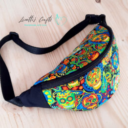 Riñonera artesanal de catrinas multicolor en uso, ligera y cómoda para llevar tus esenciales.