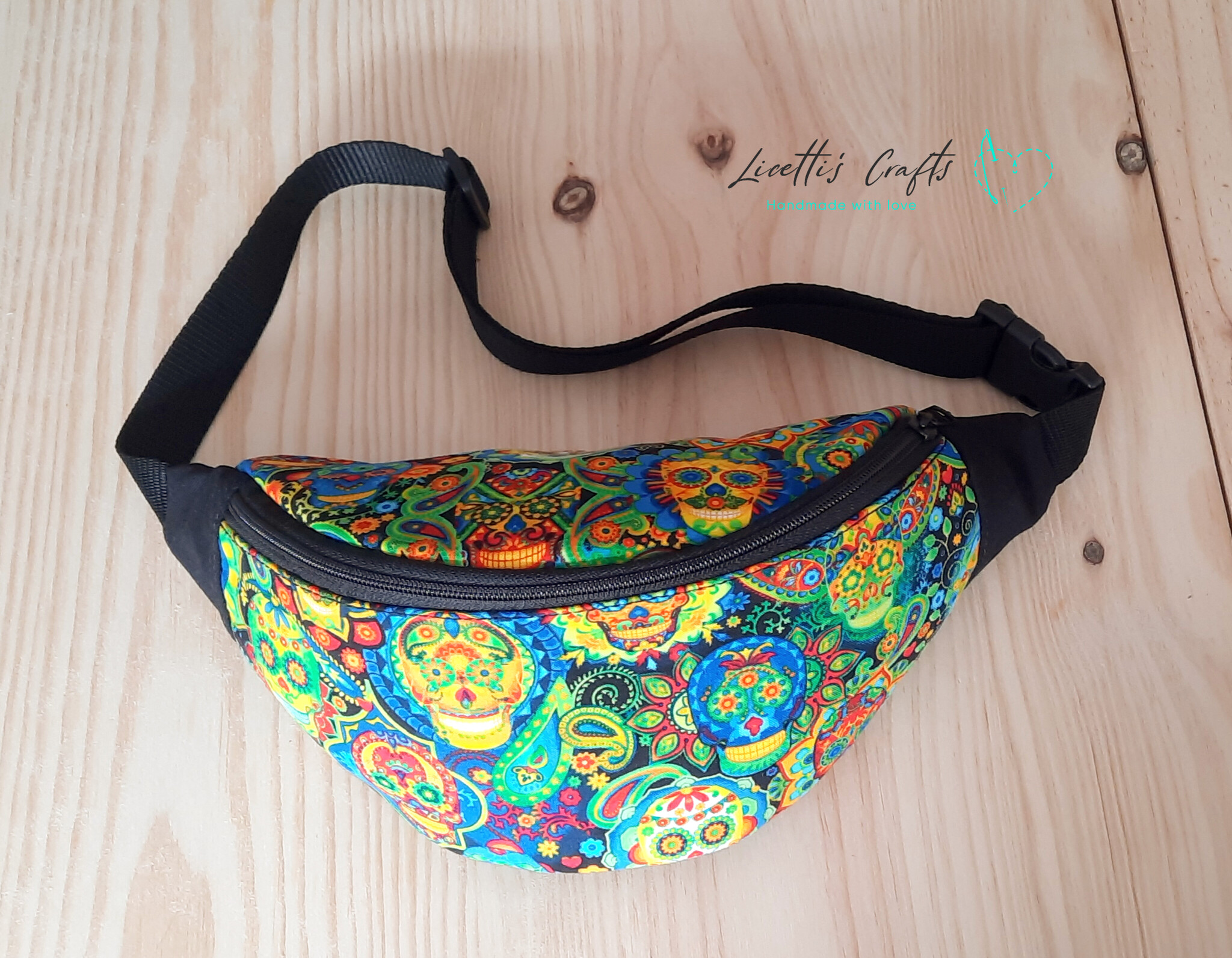 Riñonera artesanal de algodón 100% con estampado de catrinas multicolor, vista frontal.