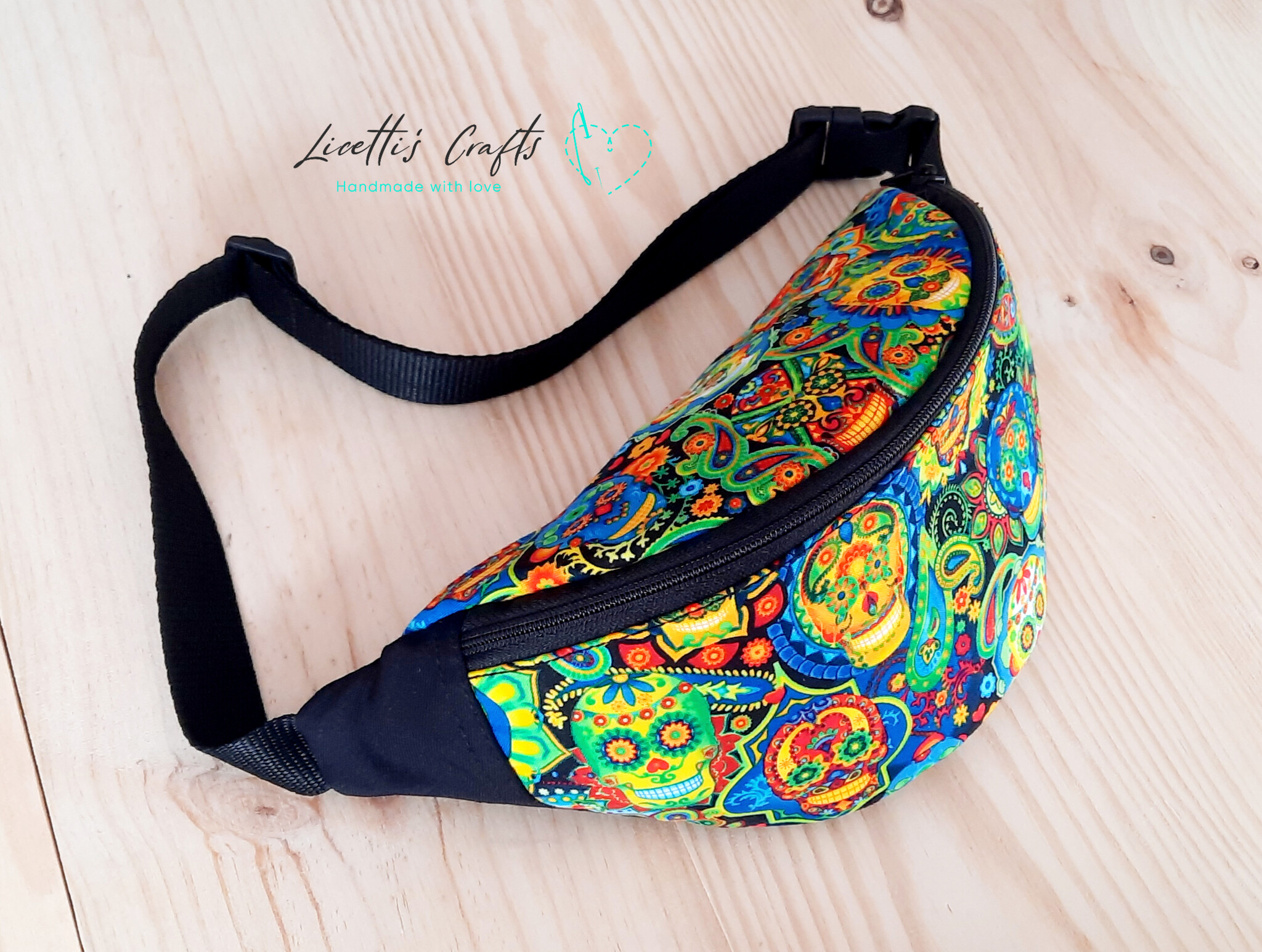 Riñonera artesanal de catrinas multicolor en uso, ligera y cómoda para llevar tus esenciales.