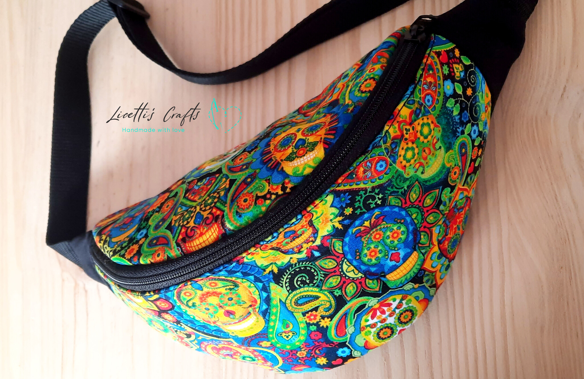 Detalle lateral de la riñonera artesanal de catrinas multicolor en algodón 100%