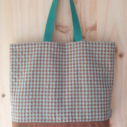 Tote bag grande de estilo casual artesanal hecha a mano en España.