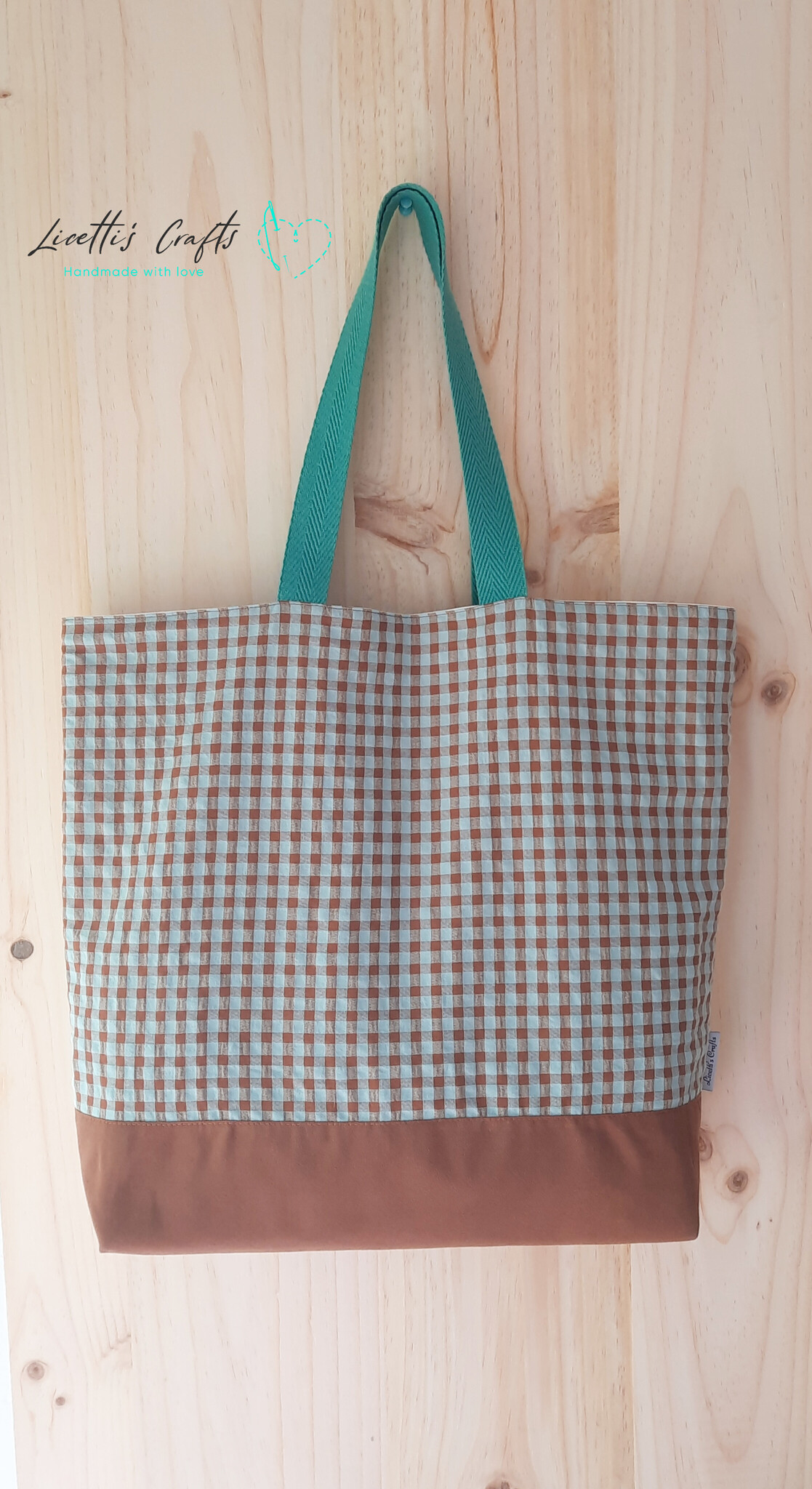 Tote bag grande de estilo casual artesanal hecha a mano en España.