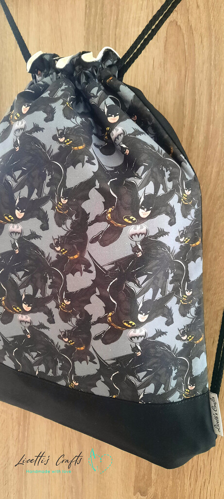 Detalle del estampado de Batman en mochila de cordones artesanal