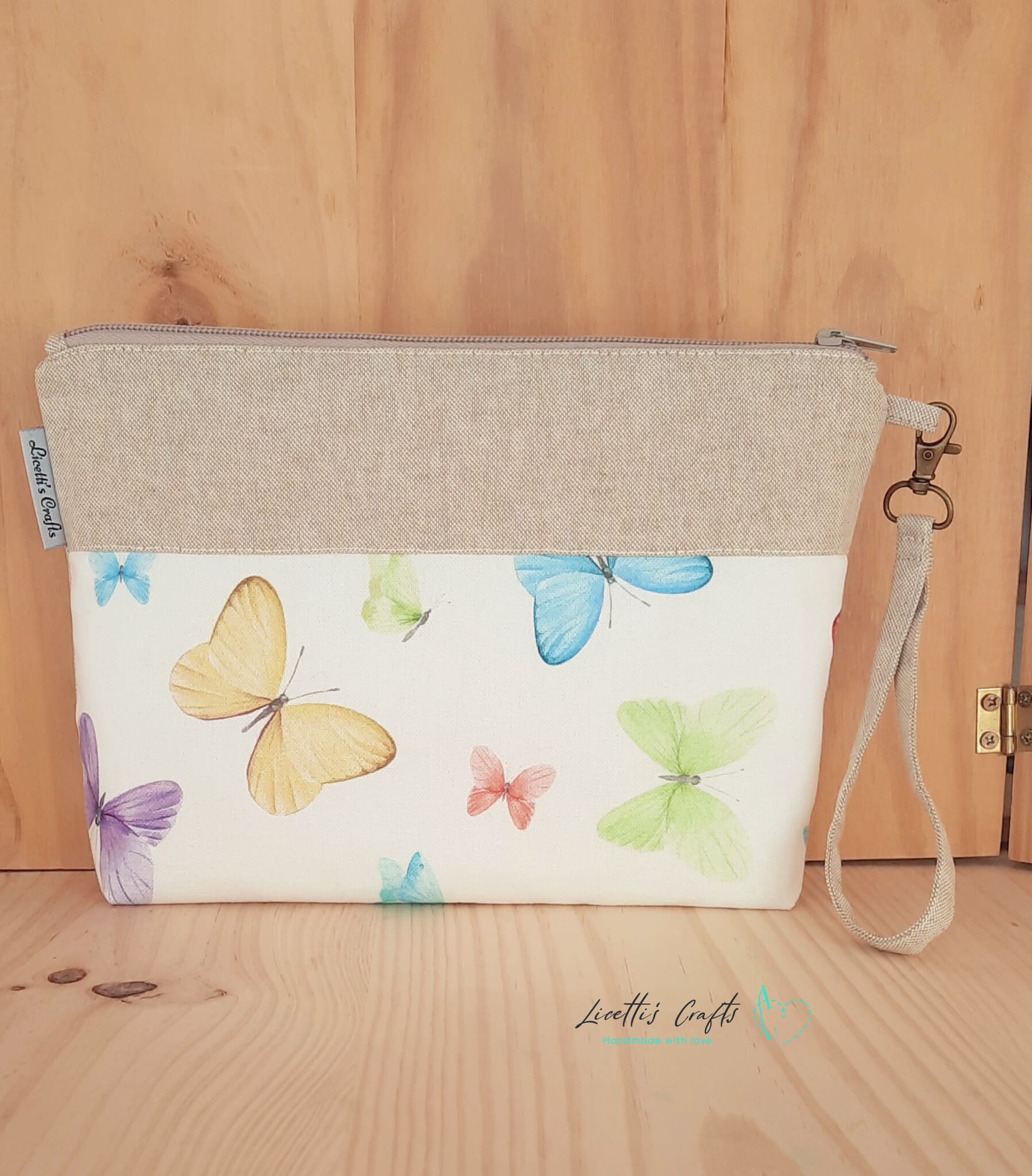 clutch de tela mariposas hecho a mano en Cantabria con asa removible