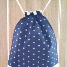 Mochila de tela marinera azul con estampado de timones blancos hecha a mano en algodón 100%