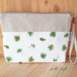 Bolso de mano de tela con estampado de tréboles verdes y cremallera superior