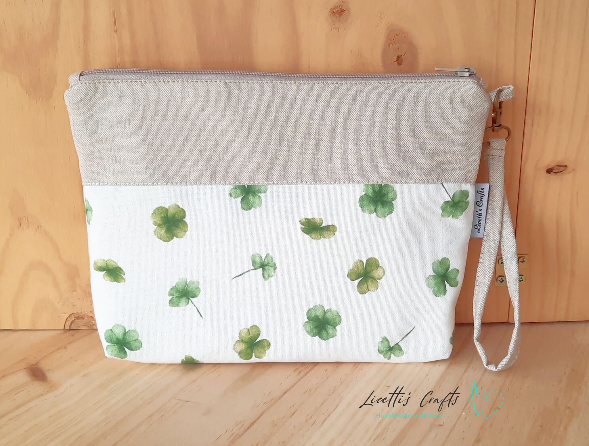 Bolso de mano de tela con estampado de tréboles verdes y cremallera superior