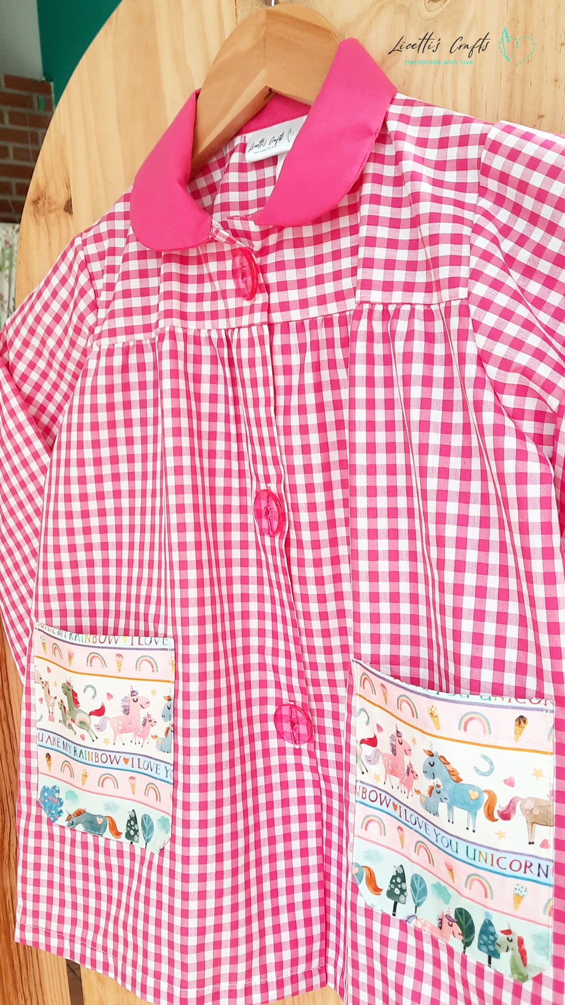 Babi escolar de unicornios fucsia con cuello y bolsillos estampados