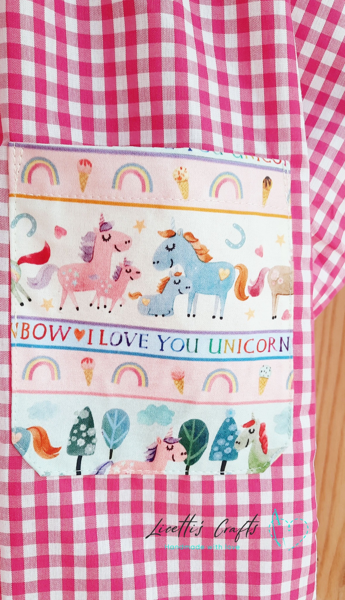 Bolsillo de unicornio en bata escolar fucsia