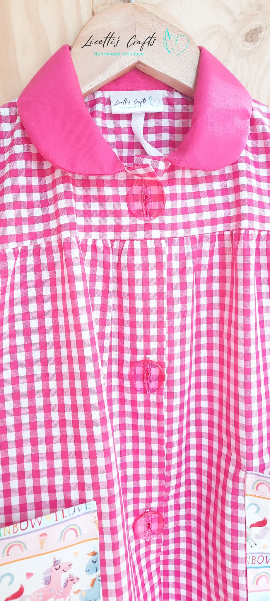 Detalle de botones fucsia de bata escolar infantil