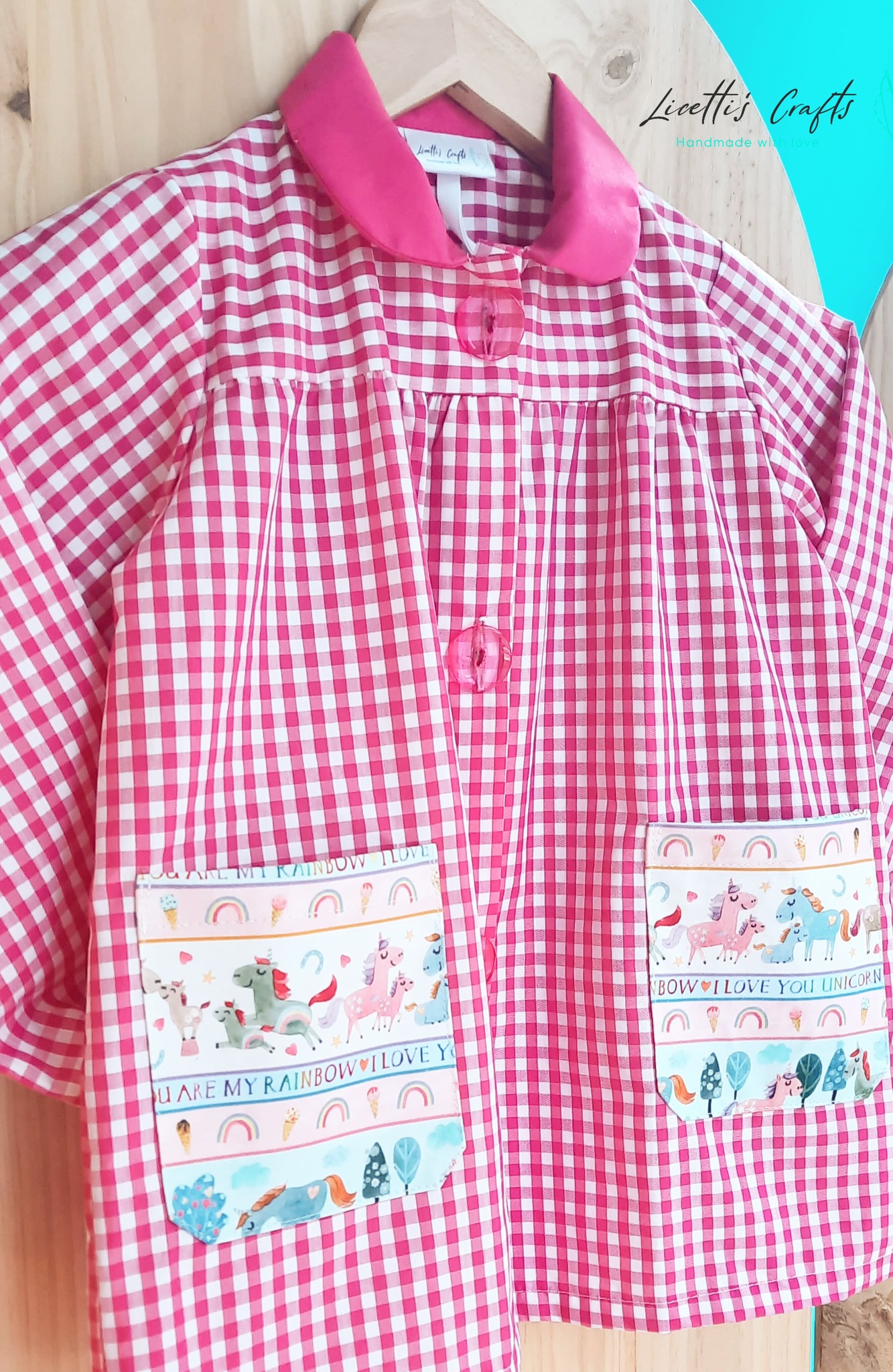 Detalle de confección de bata escolar de unicornios