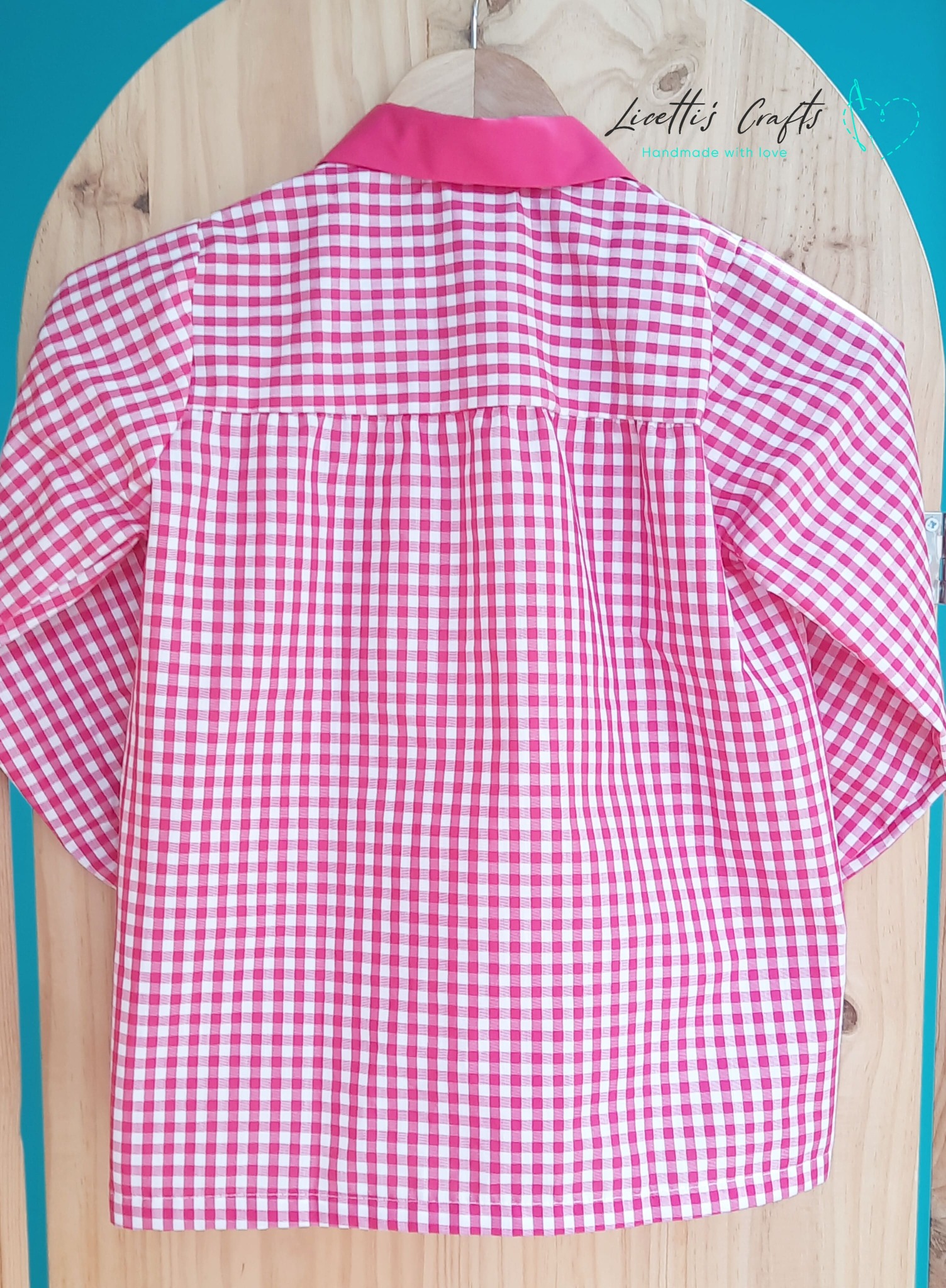Espalda de bata escolar infantil fucsia de unicornios
