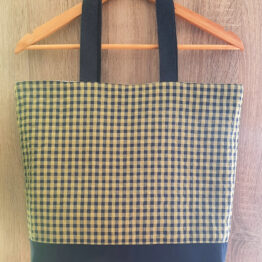 Bolso tote bag grande de cuadros vichy azul marino y verde pistacho con base lisa azul marino.