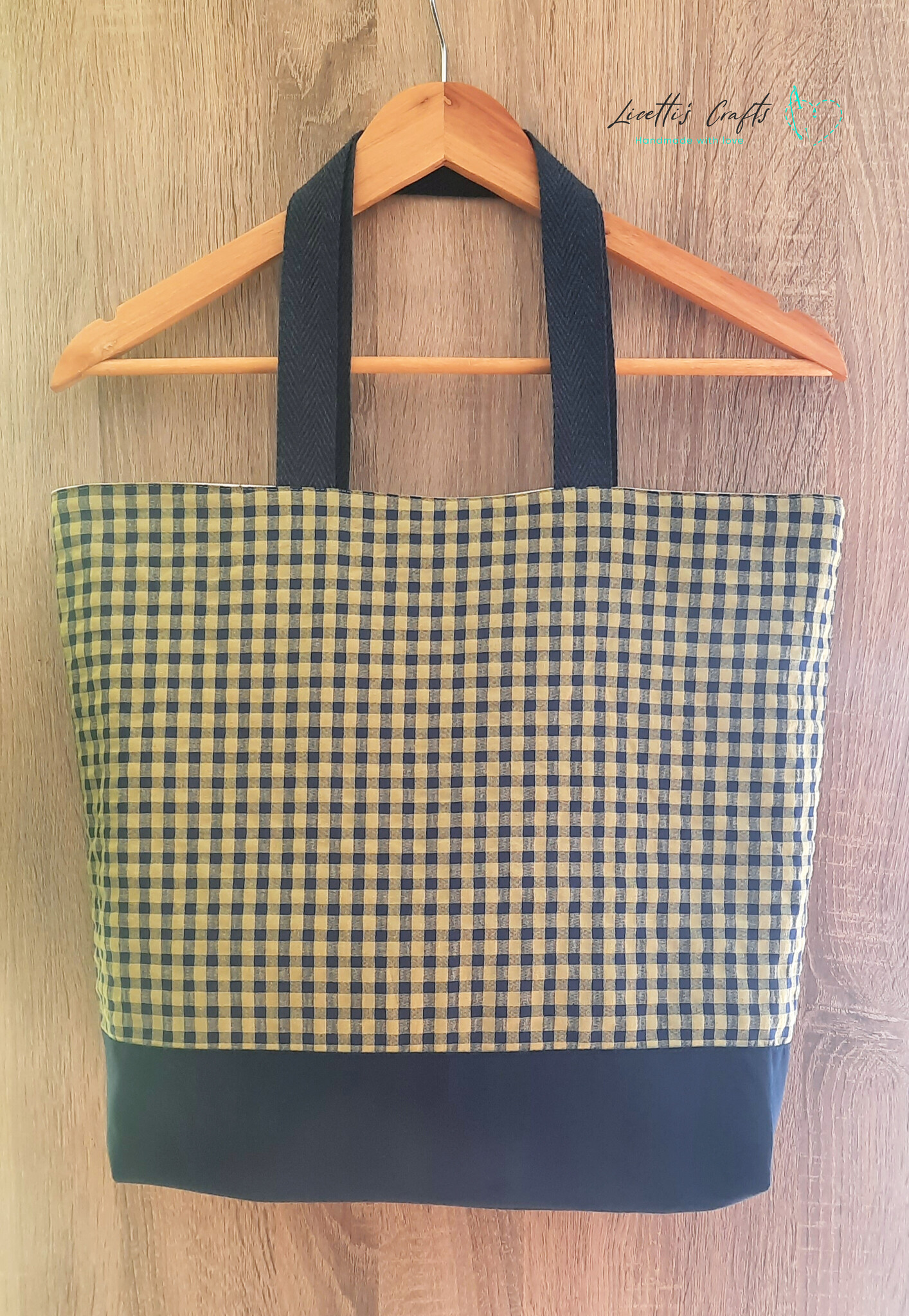 Bolso tote bag grande de cuadros vichy azul marino y verde pistacho con base lisa azul marino.