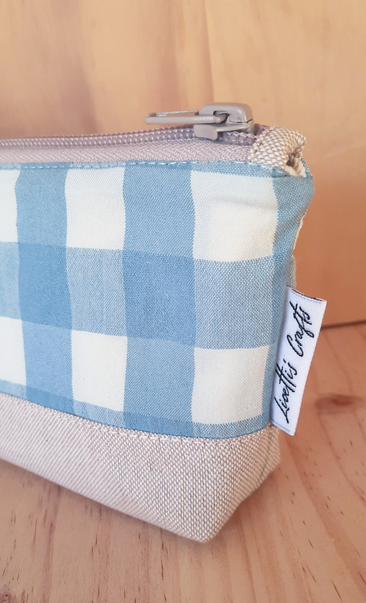 Detalle de los acabados del estuche vichy azul celeste con base beige