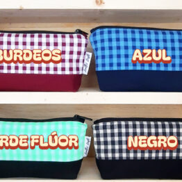 Cuatro estuches neceser pequeños de tela vichy en burdeos, azul, verde flúor y negro