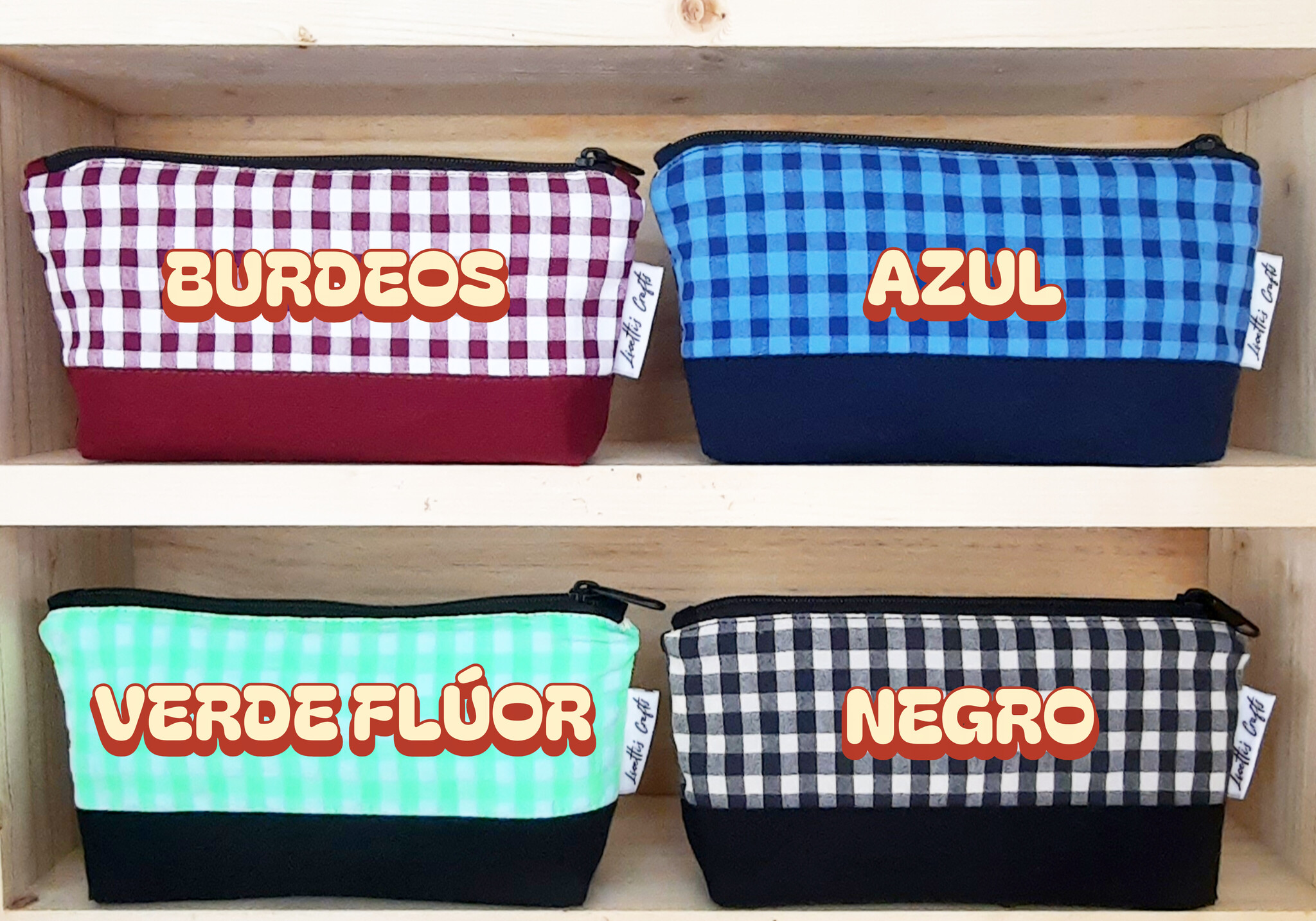 Cuatro estuches neceser pequeños de tela vichy en burdeos, azul, verde flúor y negro