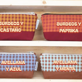 Cuatro estuches neceser pequeños de tela vichy en tonos burdeos, castaño, paprika, avellana, azul y menta