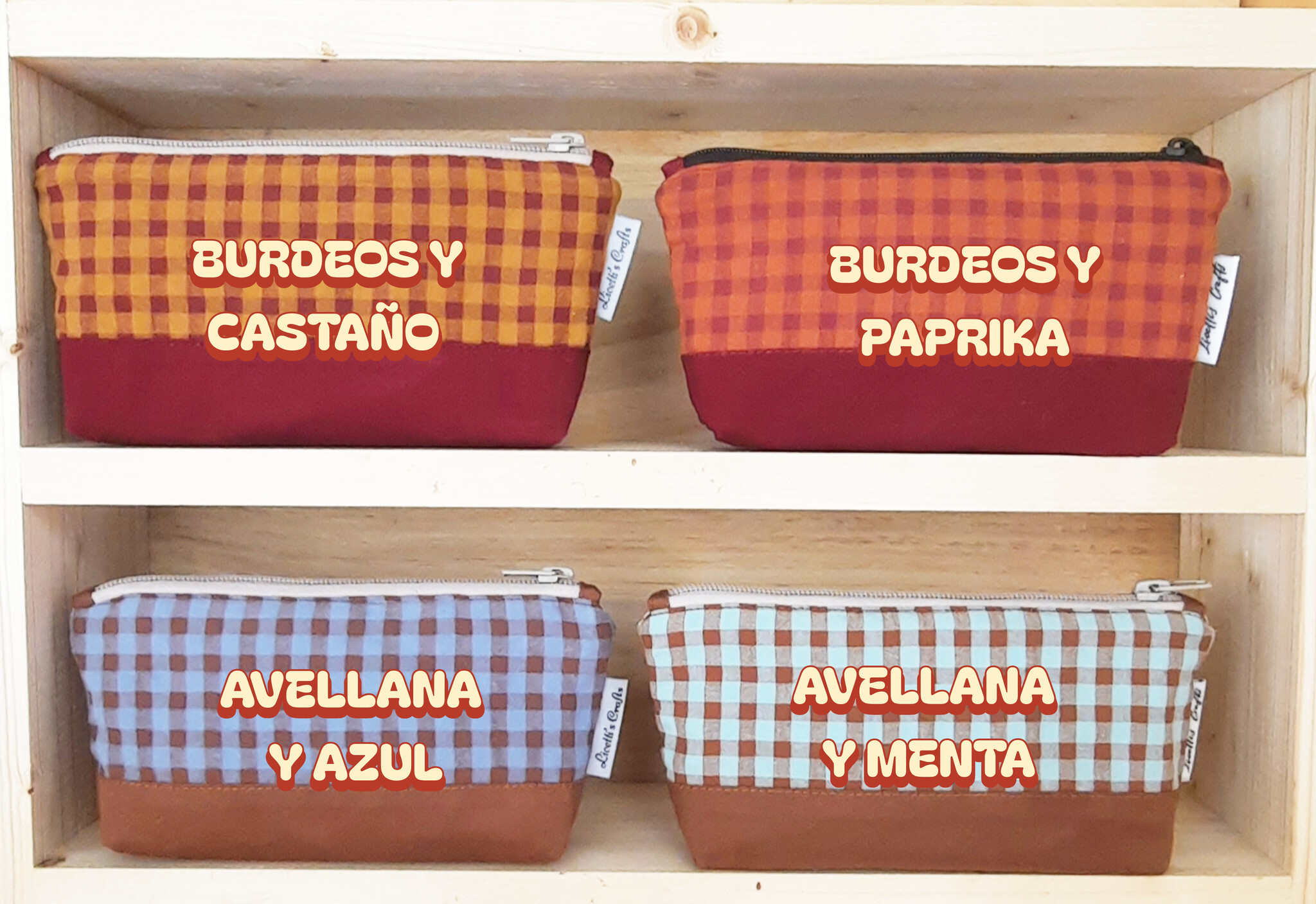 Cuatro estuches neceser pequeños de tela vichy en tonos burdeos, castaño, paprika, avellana, azul y menta